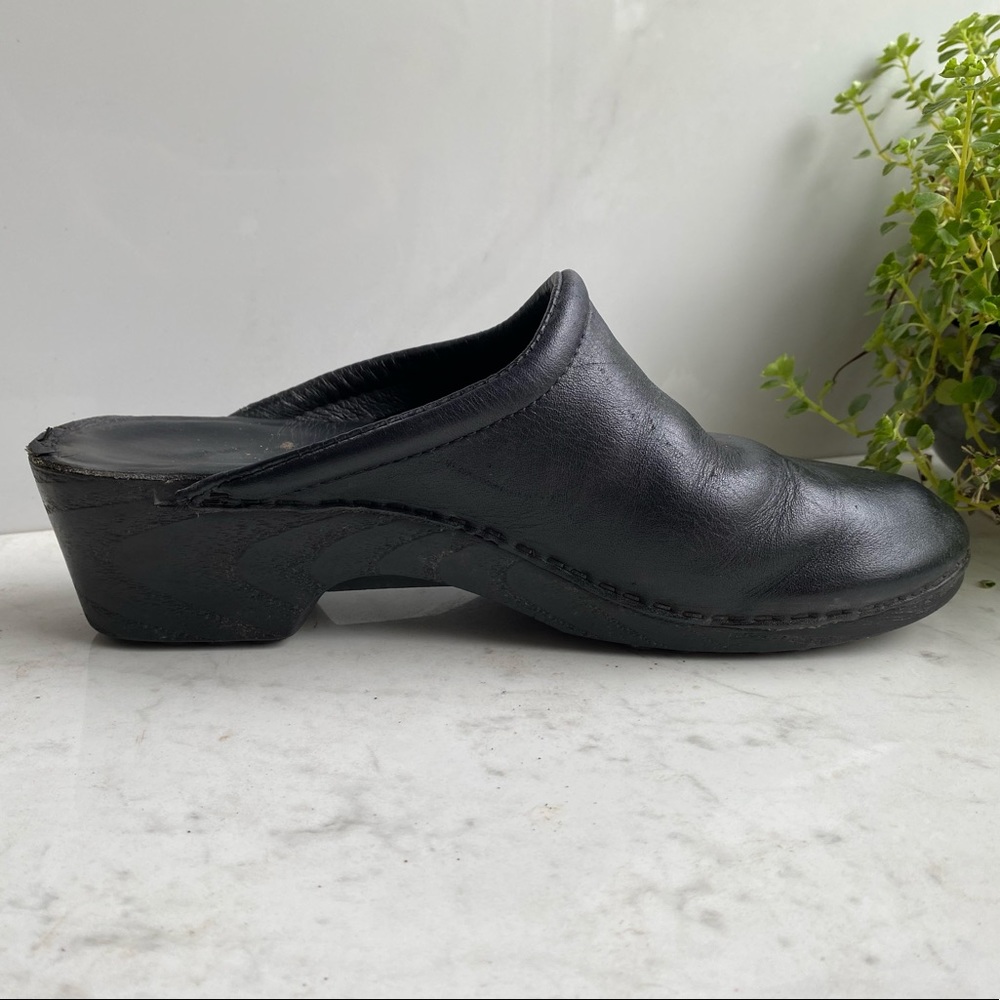 Women’s L.L. Bean Black Leather Clogs  Size 7